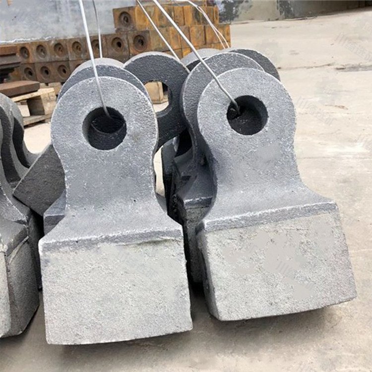 復合破碎機錘頭、合金反擊破板錘、錳鋼鍛造榔頭等礦用粉碎配件鑄造件全解析