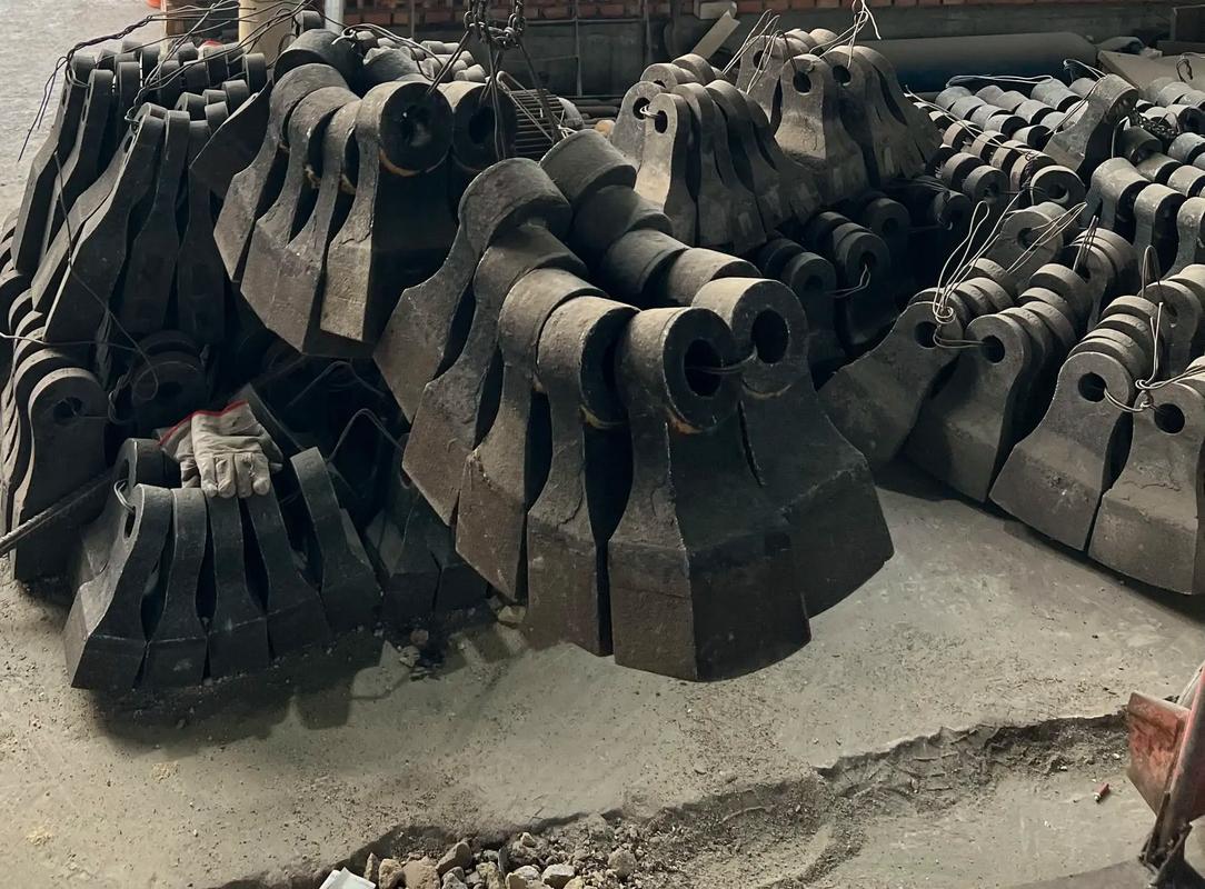廠家直銷熱復(fù)合錘頭 礦山破碎機(jī)核心配件的革新與選擇